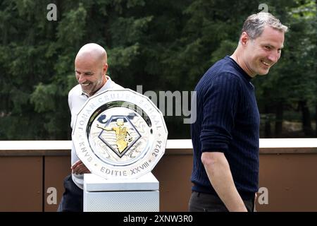 ZEIST - L'entraîneur Brian Priske de Feyenoord avec l'entraîneur Peter Bosz lors de la conférence de presse en préparation du match pour le bouclier Johan Cruijff. ANP OLAF KRAAK Credit : ANP/Alamy Live News Banque D'Images