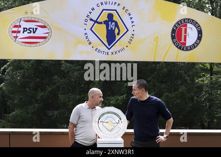 ZEIST - L'entraîneur Brian Priske de Feyenoord avec l'entraîneur Peter Bosz lors de la conférence de presse en préparation du match pour le bouclier Johan Cruijff. ANP OLAF KRAAK Credit : ANP/Alamy Live News Banque D'Images