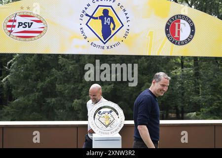 ZEIST - L'entraîneur Brian Priske de Feyenoord avec l'entraîneur Peter Bosz lors de la conférence de presse en préparation du match pour le bouclier Johan Cruijff. ANP OLAF KRAAK Credit : ANP/Alamy Live News Banque D'Images