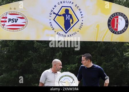 ZEIST - L'entraîneur Brian Priske de Feyenoord avec l'entraîneur Peter Bosz lors de la conférence de presse en préparation du match pour le bouclier Johan Cruijff. ANP OLAF KRAAK Credit : ANP/Alamy Live News Banque D'Images