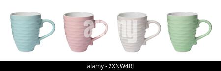 Tasses de différentes couleurs isolées sur blanc, set Banque D'Images