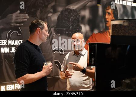 ZEIST - L'entraîneur Brian Priske de Feyenoord avec l'entraîneur Peter Bosz après la conférence de presse en préparation du match pour le bouclier Johan Cruijff. ANP OLAF KRAAK Credit : ANP/Alamy Live News Banque D'Images