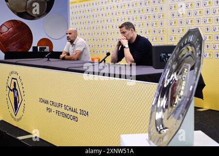 ZEIST - L'entraîneur Brian Priske de Feyenoord avec l'entraîneur Peter Bosz lors de la conférence de presse en préparation du match pour le bouclier Johan Cruijff. ANP OLAF KRAAK Credit : ANP/Alamy Live News Banque D'Images