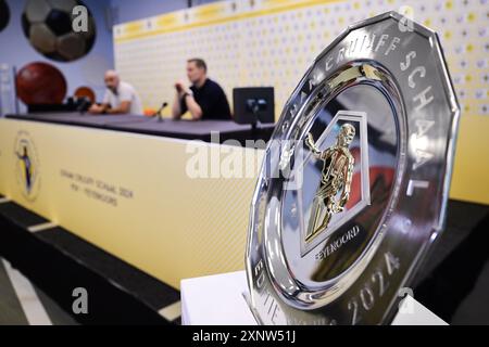 ZEIST - L'entraîneur Brian Priske de Feyenoord avec l'entraîneur Peter Bosz lors de la conférence de presse en préparation du match pour le bouclier Johan Cruijff. ANP OLAF KRAAK Credit : ANP/Alamy Live News Banque D'Images