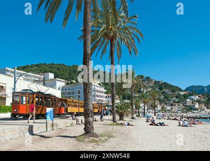 Tramway derrière la plage es Traves, Port Soller, Majorque, Baléares, Espagne Banque D'Images