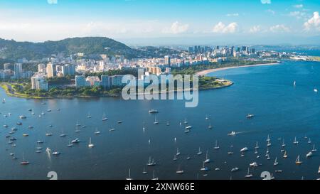 Le paysage magnifique de la ville moderne au-dessus de l'océan avec des yachts à Rio de Janeiro. Banque D'Images