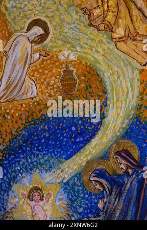 Tableau datant de 1972 de l’artiste toscan Luciano Bartoli (1948 - 1994) dans l’église paroissiale d’Issogne, Val d’Aoste, Italie, la Chiesa Parrocchiale di Santa Maria Assunta. Annonciation (haut) et Nativité. Banque D'Images