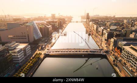 Lumière du matin alors que le soleil se lève sur Dublin City et le trafic de bouteille kneck en semaine arrive sur le pont Samuel Beckett Banque D'Images