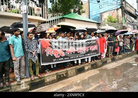 Des poètes et écrivains bangladais organisent un rassemblement de protestation pour réclamer justice pour les victimes arrêtées et tuées lors des récentes violences à Dhaka, au Bangladesh, le 2 août 2024. Les manifestations au Bangladesh après les prières du 2 août ont exigé que justice soit faite pour les victimes des troubles nationaux et de la répression policière, après que la libération des dirigeants de la manifestation n'a pas réussi à apaiser la colère du public. Crédit : Mamunur Rashid/Alamy Live News Banque D'Images