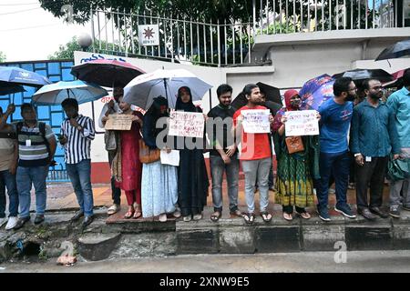 Des poètes et écrivains bangladais organisent un rassemblement de protestation pour réclamer justice pour les victimes arrêtées et tuées lors des récentes violences à Dhaka, au Bangladesh, le 2 août 2024. Les manifestations au Bangladesh après les prières du 2 août ont exigé que justice soit faite pour les victimes des troubles nationaux et de la répression policière, après que la libération des dirigeants de la manifestation n'a pas réussi à apaiser la colère du public. Crédit : Mamunur Rashid/Alamy Live News Banque D'Images