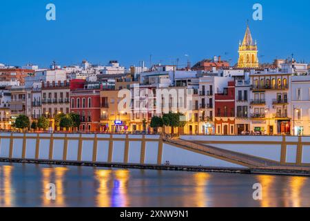 Vue panoramique sur le quartier de Triana et le fleuve Guadalquivir, Séville, Andalousie, Espagne Banque D'Images