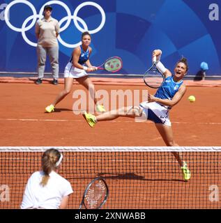 Paris, France. 02 août 2024. Les italiennes Jasmine Paolini et Sara Errani en action dans leur demi-finale de doubles femmes contre la tchèque Linda Noskova et Carolina Muchova à Roland Garros lors de la septième journée des Jeux Olympiques de Paris le vendredi 02 août 2024. L'Italie a remporté le match 6-3, 6-2. Photo de Hugo Philpott/UPI crédit : UPI/Alamy Live News Banque D'Images