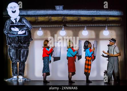 Edinburgh, Scotland, UK, 02 août 2024, Edinburgh International Festival : première écossaise de 1927's Please Right Back comprend des chansons, de la danse et leurs animations en noir et blanc avec Stefan Davis dans le rôle principal. Crédit : Sally Anderson/Alamy Live News Banque D'Images