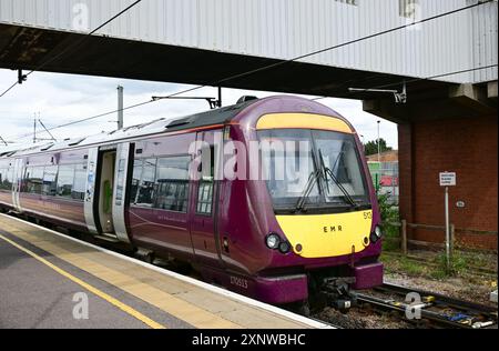 East Midlands Railway classe 170 DMU, Peterborough gare, Cambridgeshire, Angleterre, Royaume-Uni Banque D'Images