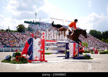 La néerlandaise Harrie Smolders à bord de l'Uricas V/d Kattevennen lors de la finale par équipes de saut au Château de Versailles le septième jour des Jeux Olympiques de Paris 2024 en France. Date de la photo : vendredi 2 août 2024. Banque D'Images