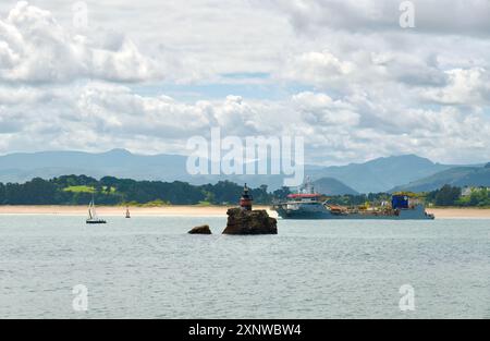 Dragueur-trémie Tristao da Cunha travaillant dans la baie avec un yacht de passage et l'Isla Horadada Santander Cantabria Espagne Europe Banque D'Images