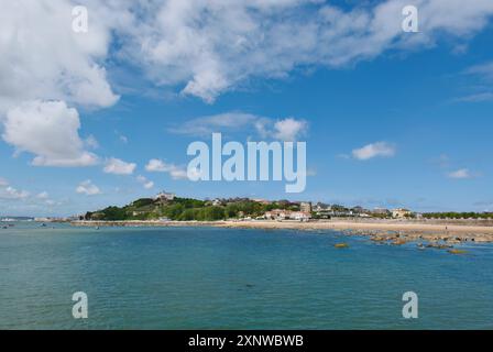 Vue sur le paysage de la plage de bikinis avec l'Hôtel Real 5 étoiles perché et l'ancienne résidence familiale du palais Botin Santander Cantabria Espagne Banque D'Images