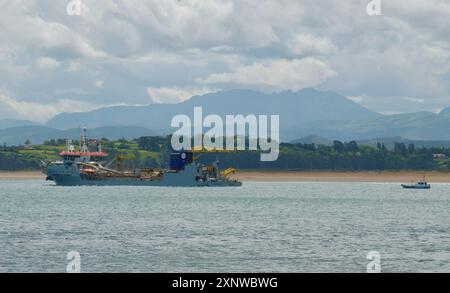 Dragueur-trémie Tristao da Cunha travaillant dans la baie avec un bateau pilote à proximité Santander Cantabria Espagne Europe Banque D'Images