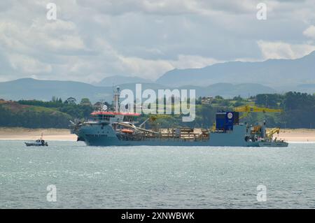 Dragueur-trémie Tristao da Cunha travaillant dans la baie avec un bateau pilote près de Santander Cantabria Espagne Banque D'Images