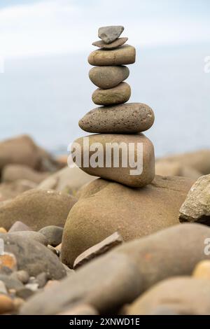 Sculpture de galets de plage dans Embleton Bay Nurthumberland Royaume-Uni Banque D'Images