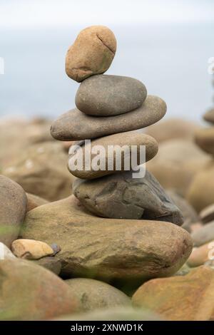 Sculpture de galets de plage dans Embleton Bay Nurthumberland Royaume-Uni Banque D'Images