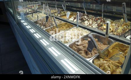 Rocca Monfina, Italie, 22 juin 2024. Un aperçu du comptoir d'un magasin de crème glacée dans la ville. Banque D'Images