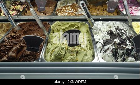 Rocca Monfina, Italie, 22 juin 2024. Un aperçu du comptoir d'un magasin de crème glacée dans la ville. Banque D'Images