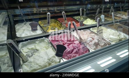 Rocca Monfina, Italie, 22 juin 2024. Un aperçu du comptoir d'un magasin de crème glacée dans la ville. Banque D'Images