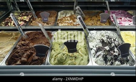 Rocca Monfina, Italie, 22 juin 2024. Un aperçu du comptoir d'un magasin de crème glacée dans la ville. Banque D'Images