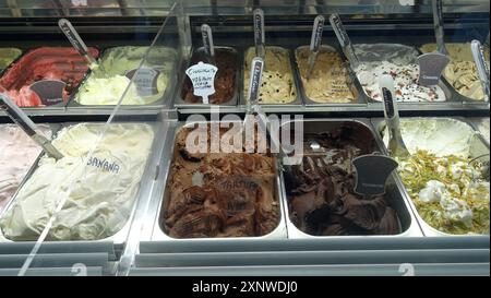 Rocca Monfina, Italie, 22 juin 2024. Un aperçu du comptoir d'un magasin de crème glacée dans la ville. Banque D'Images