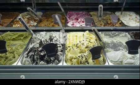 Rocca Monfina, Italie, 22 juin 2024. Un aperçu du comptoir d'un magasin de crème glacée dans la ville. Banque D'Images