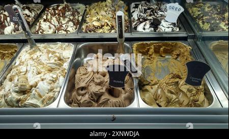 Rocca Monfina, Italie, 22 juin 2024. Un aperçu du comptoir d'un magasin de crème glacée dans la ville. Banque D'Images