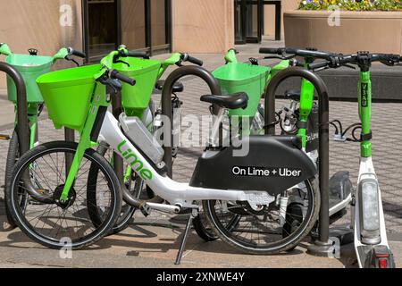 Washington DC, District of Columbia, États-Unis - 30 avril 2024 : location de vélos électriques dans une rue du centre de Washington DC exploité par Lime + Uber Banque D'Images