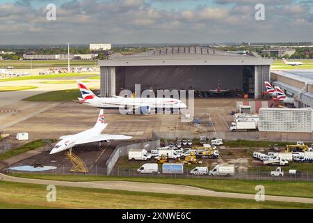 Londres, Angleterre, Royaume-Uni - 4 mai 2024 : vue aérienne de la zone de maintenance de British Airways à l'aéroport de Londres Heathrow. Au premier plan se trouve un Con préservé Banque D'Images