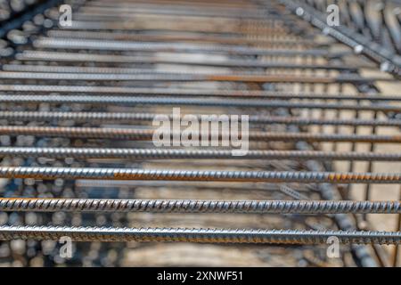 Barres d'armature liées ensemble avec des fils d'acier pour l'utilisation dans la construction de bâtiments. Banque D'Images