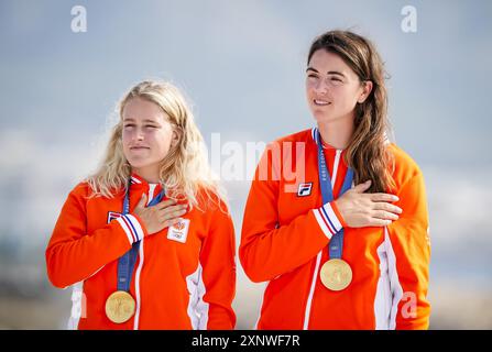 MARSEILLE - les marins Odile van Aanholt et Annette Duetz lors de la cérémonie de leur médaille d'or après les 49er FX médailles des Jeux Olympiques. PONCEUSE ANP KONING Banque D'Images