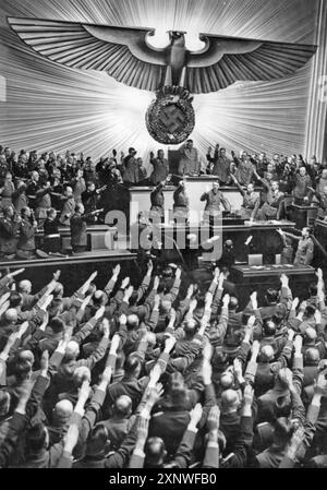 ADOLF HITLER ( ) reçoit le salut des membres du Reichstag en novembre 1941 Banque D'Images