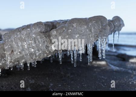 La banquise fondante avec des glaçons se trouve sur la côte de la mer Baltique un jour d'hiver, dans le golfe de Finlande Banque D'Images