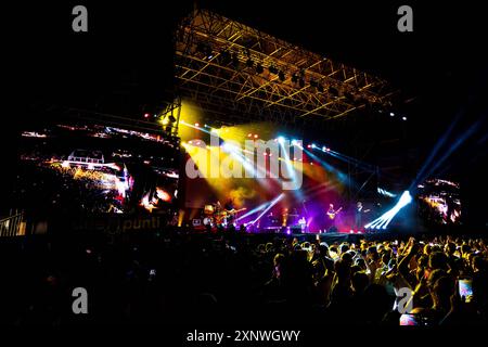 Concert de musique de chanteur italien - ALFA Tour estivo 2024 Alfa s fans pendant ALFA Tour estivo 2024, concert de musique de chanteur italien à Chioggia - Sottomarina VE, Italie, juillet 31 2024 Chioggia - Sottomarina VE Sottomarina Sound Beach Italie Copyright : xAlessioxMarinix/xLiveMediax LPM 1466184 Banque D'Images