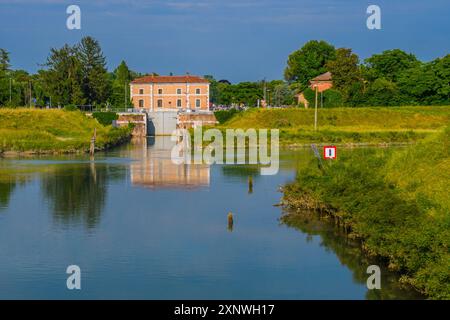 Vue panoramique sur les collines Euganéennes (Colli Euganei) près de Padoue, Vénétie, Italie - Un paysage pittoresque caractérisé par des collines ondoyantes et un Gree luxuriant Banque D'Images