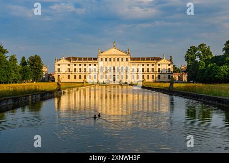 Villa Pisani à Strà, Vénétie, Italie – magnifique exemple de l'architecture néoclassique italienne, cette villa historique présente des fresques élaborées et de la corne Banque D'Images