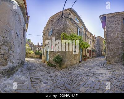 Cette photographie haute résolution, fisheye, capture une route et une ruelle sinueuses en pierre, avec une vue imprenable sur les environs Banque D'Images