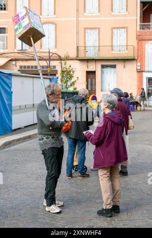 Europe, France, région Occitanie, Gaillac, place du Griffoul, homme sollicitant le soutien à Mélenchon lors des élections présidentielles de 2022 Banque D'Images