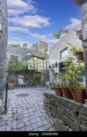 Un beau village à flanc de colline avec des maisons perchées sur les pentes à Monsanto, Portugal, Europe Banque D'Images