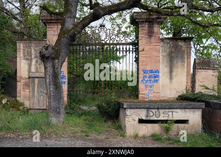 France, région Occitanie, Brens, porte rouillée et abandonnée sur la route de Lavaur près du Pont Saint-Michel (pont) Banque D'Images