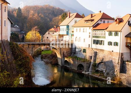 Pont des Capucins à Skofja Loka sur la rivière Selska Sora, ville médiévale en Slovénie en automne Banque D'Images