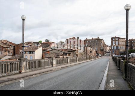 France, région Occitanie, Gaillac, Pont Saint-Michel menant à la ville de l'autre côté du Tarn Banque D'Images