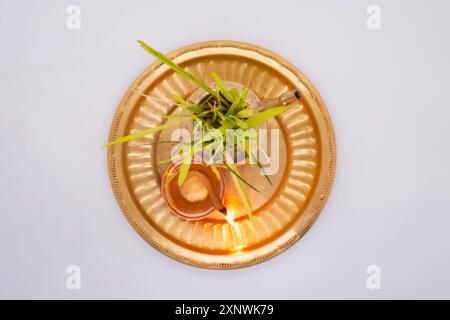 Graines d'herbe d'orge Jamara sur des assiettes de bol de feuille pour Hindu Dashain Dusshera Festival Banque D'Images