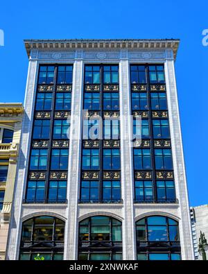 Detroit, États-Unis - 25 juillet 2024 : caractéristiques architecturales de la façade du Merchant's Building. Banque D'Images