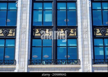 Detroit, États-Unis - 25 juillet 2024 : caractéristiques architecturales de la façade du Merchant's Building. Banque D'Images